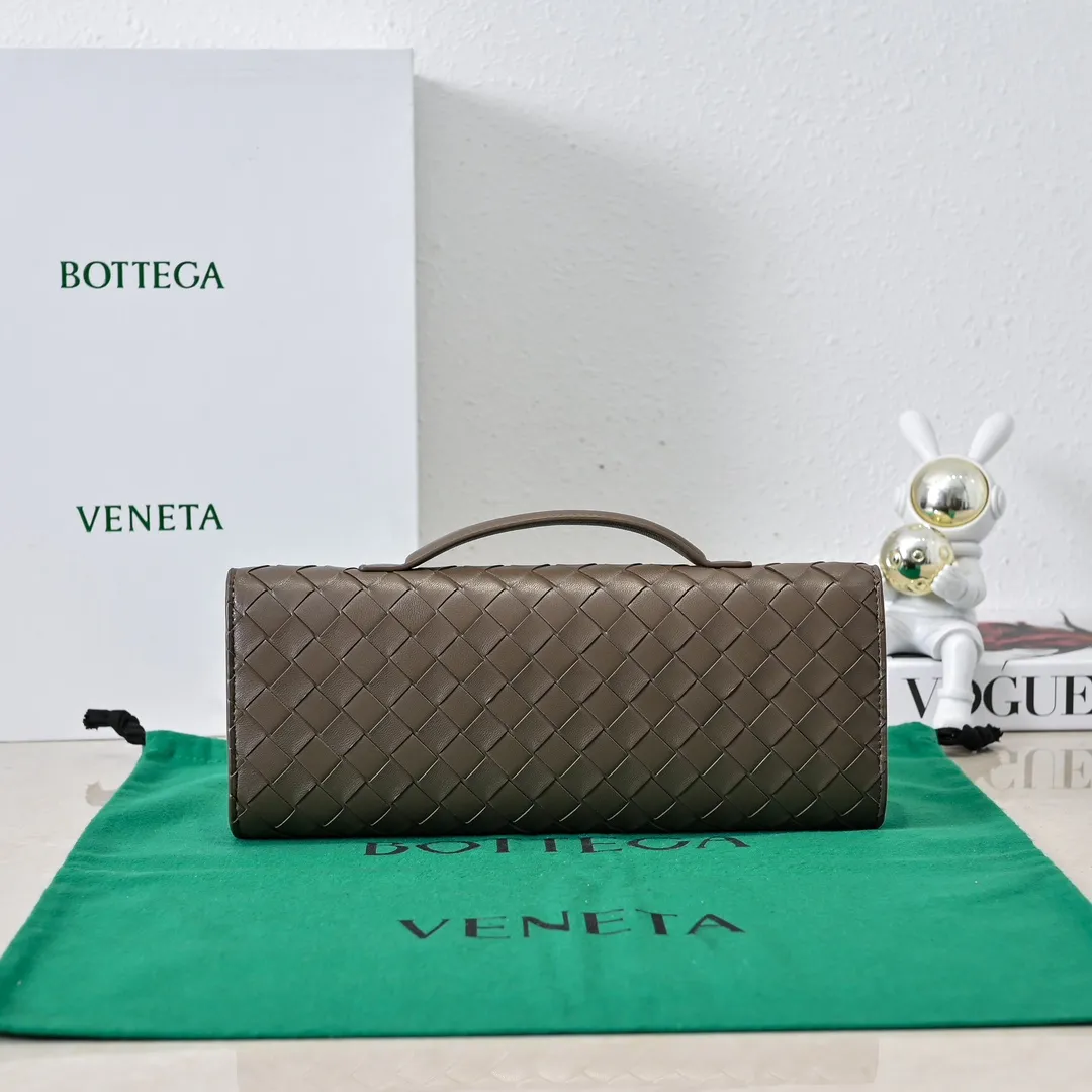 The batch of 1360 BV Andiamo evening handbags has been heavily planted again~ The designer aesthetics in the era of economic downturn are back. I fall in love with it at first sight and can't put it down. It's so beautiful and full of aura. The shape and texture are very competitive. It's light in weight and has sufficient capacity. It's a must-have for fashionistas. It's suitable for many occasions, minimalist, high-end and light luxury. Model No.: 741511 Size: 31*13*3cm